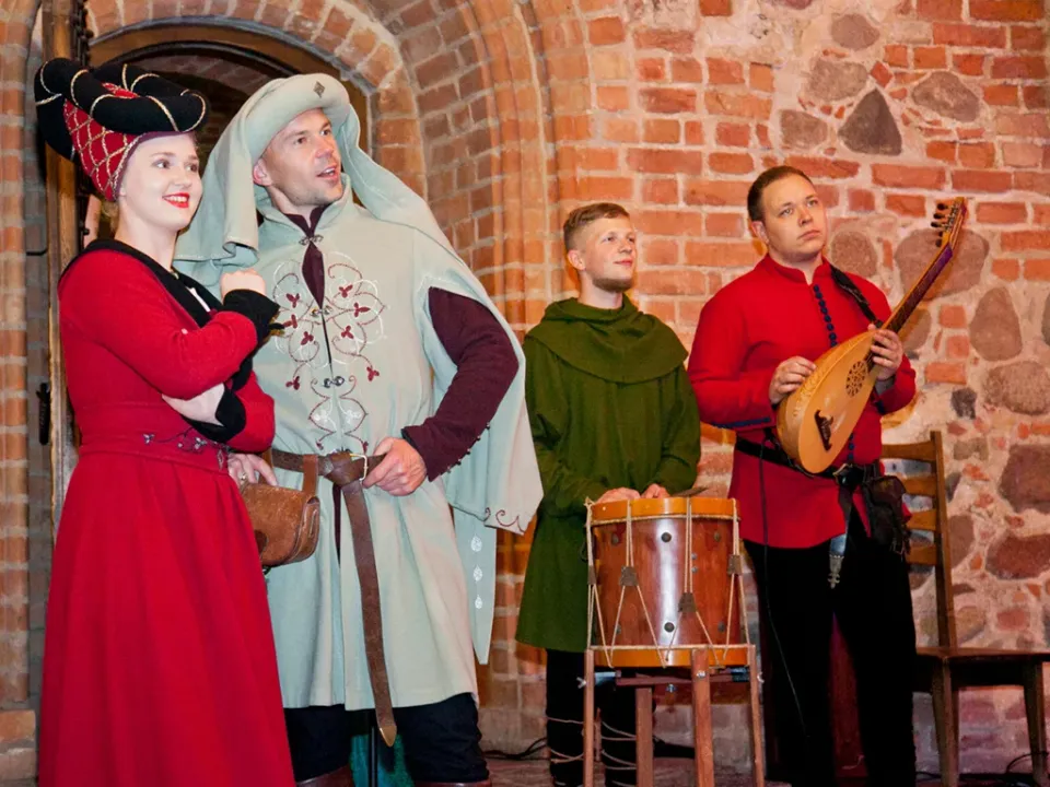 Riterių turnyras pilies kieme, svečiai stebi nuo balkono