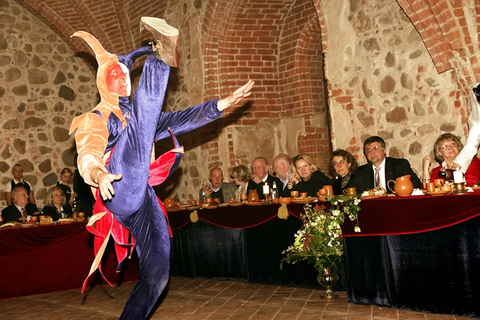 Puotos stalo papuošimas su žvakėmis, vaisiais ir gėlėmis
