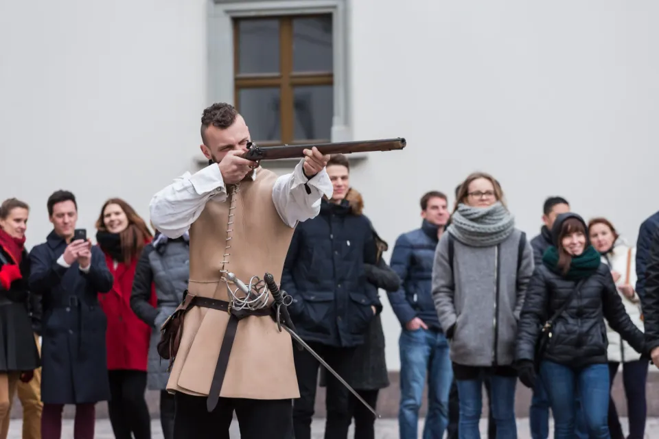 Dvikova alebardomis miesto aikštėje, žiūrovai stebi iš arti