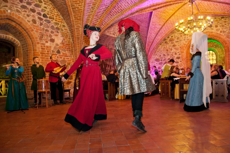 Piratas su kardu pasilenkęs prie lobio skrynios