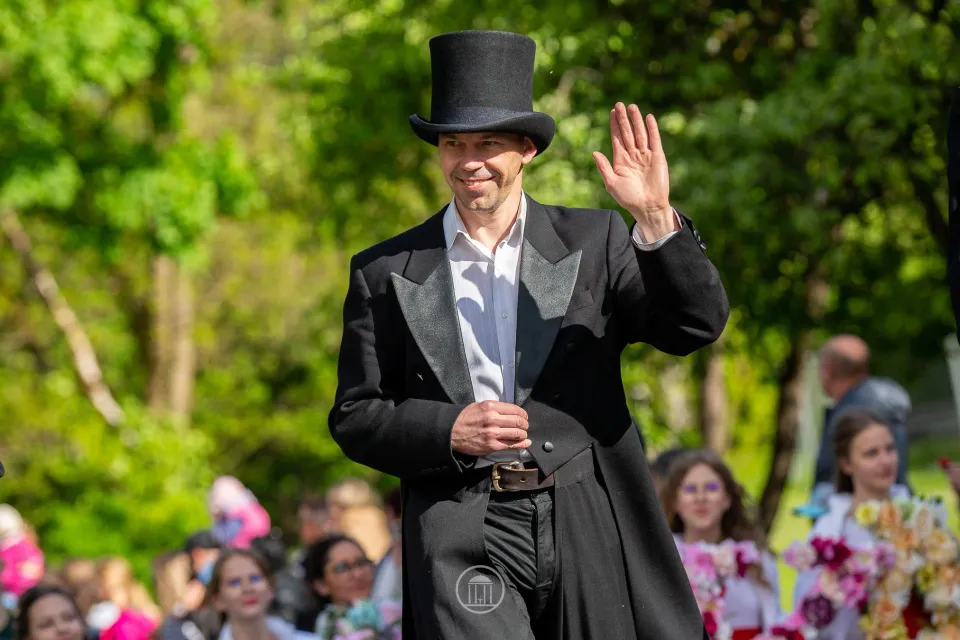 Kojūkininkas džentelmenas mojuoja publikai