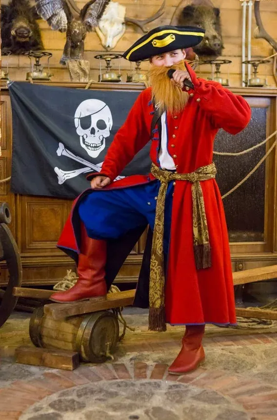 Piratų kapitono personažas raudonu apsiaustu ir ilga barzda