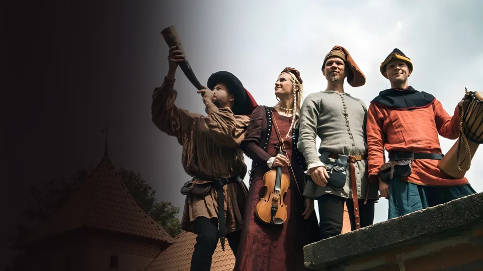 Muzikantas pučia senovinį ragą prieš pilies fone