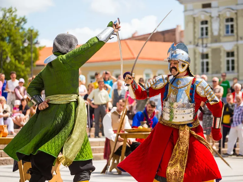 Punase mantliga aadlik ja malevlane demonstreerivad programmi ajal duelli