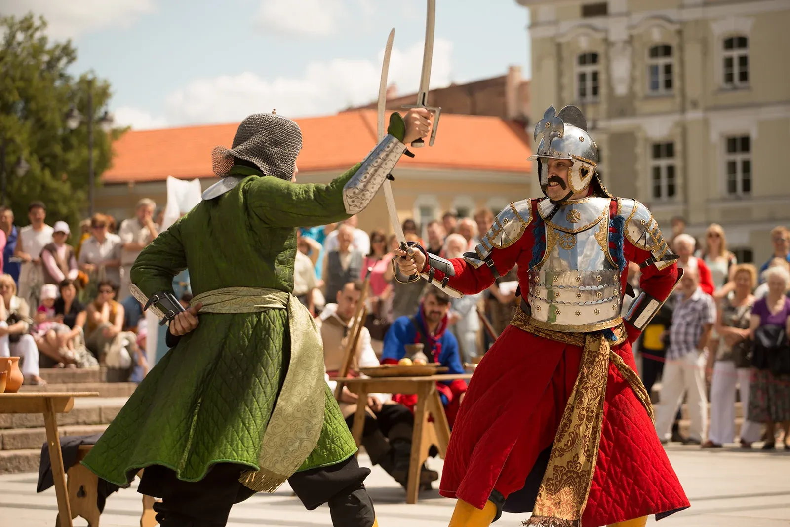 Husarų dvikova miesto aikštėje priešais žiūrovus