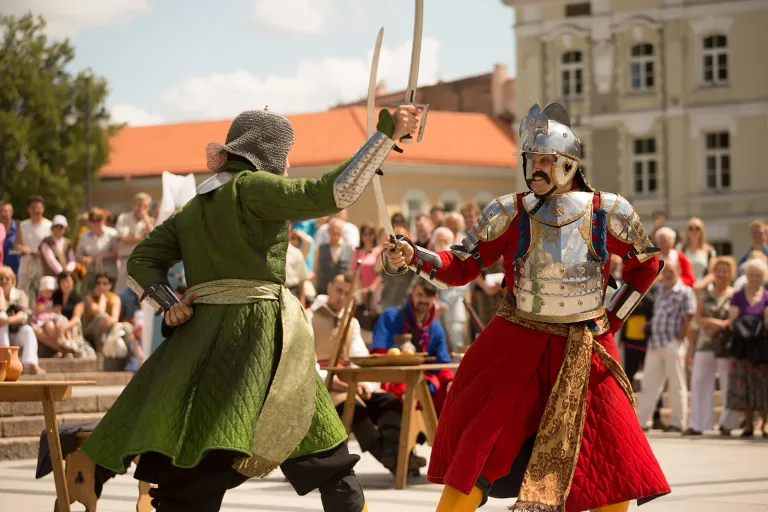 Husarų dvikova miesto aikštėje priešais žiūrovus