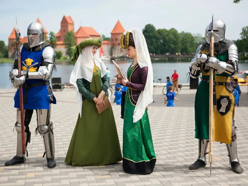 Viduramžių personažas istoriniu kostiumu