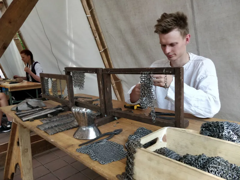 Noormees punub rõngassärki