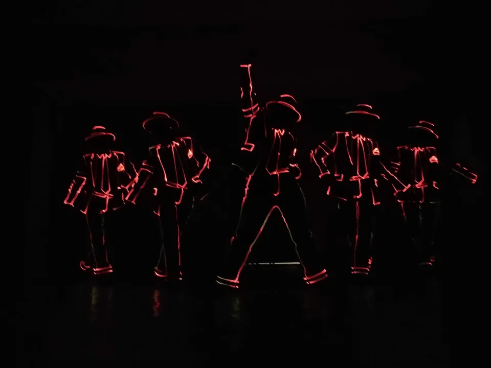 LED kostiumai penki atlikėjai