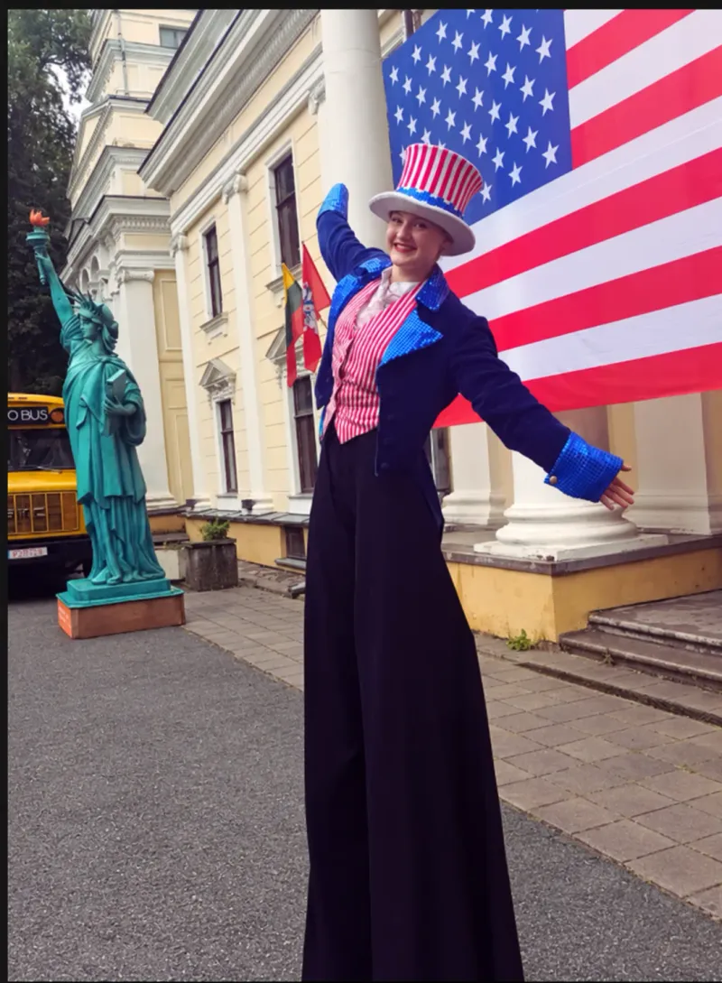 Kojūkininkė prie laisvės statulos amerikietiška apranga
