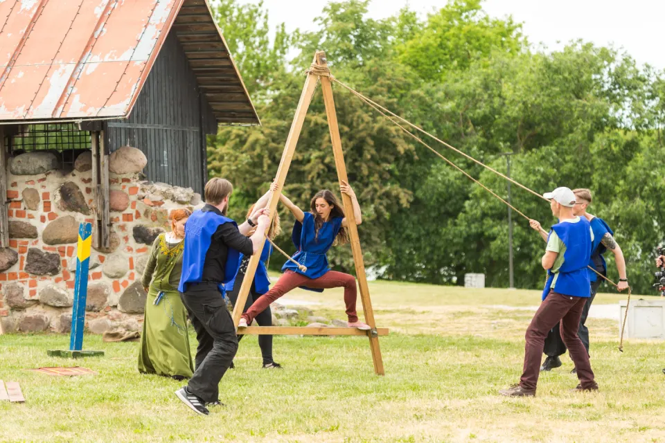 komandinė užduotis viduramžių teambuildinge