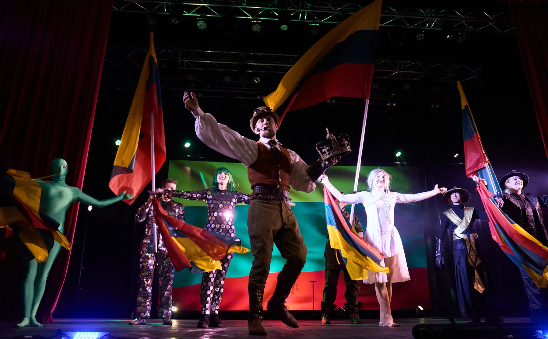 The full cast in the finale on stage with Lithuanian tricolour flags