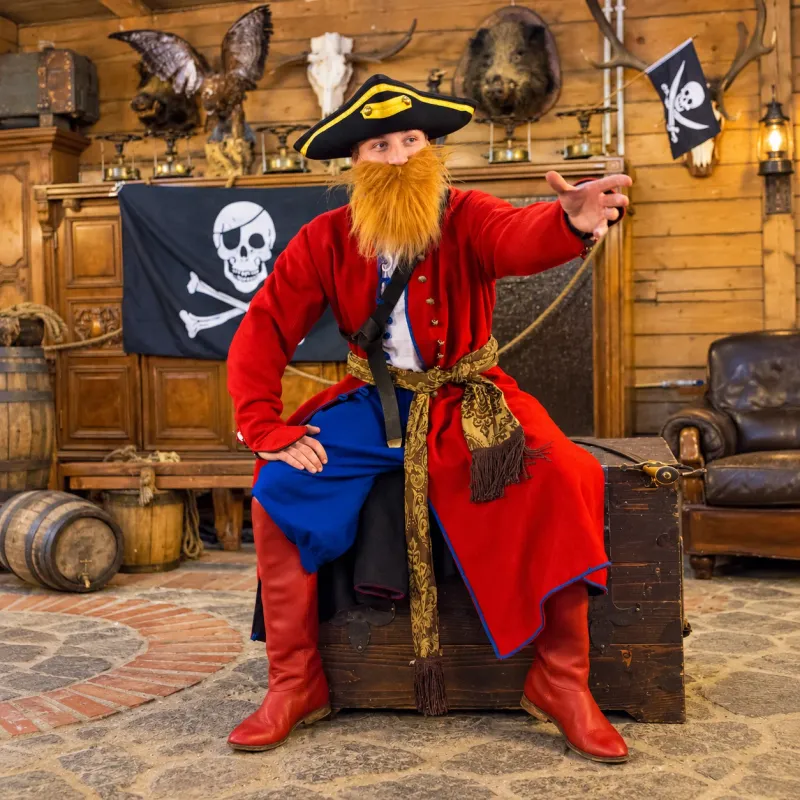 Piratų personažas su skrybėle ir kostiumu svečių pasitikimui