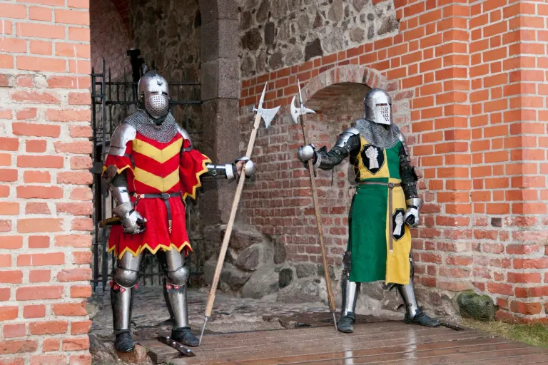 Du riteriai su alebardomis atidaro didžiuosius pilies vartus