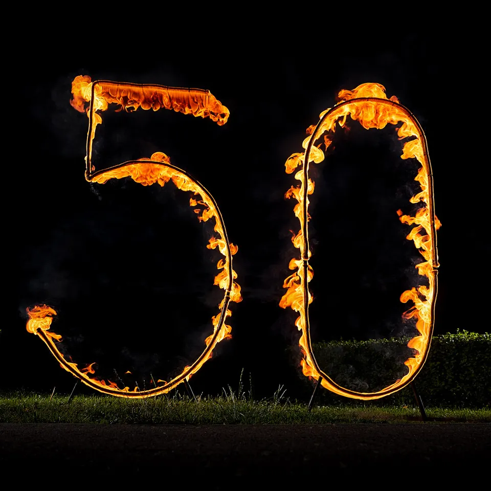 Горящая цифра 50 на траве на юбилейном празднике